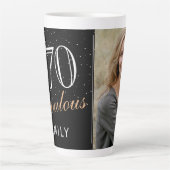 70 en Fabulous Elegant Black 70th Birthday Foto Latte Mok (Voorkant)