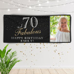 70 en Fabulous Elegant Black 70th Birthday Foto Spandoek<br><div class="desc">70 en Fabulous Elegant Black 70th Birthday Photo Banner. Geweldig bord voor het 70ste verjaardagsfeest met een aangepaste foto, een inspirerend en grappig citaat 70 en geweldig. Pas het teken aan met je foto, jouw naam en leeftijd en maak je eigen verjaardagsbanner. Het is geweldig voor het verjaardagsfeest van een...</div>