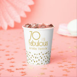70 en Fabulous Elegant Gold Glitter 70th Birthday Papieren Bekers<br><div class="desc">70 en Fabulous Elegant Gold Glitter 70th Birthday Party Paper Cups. Moderne vormgeving met trendy typografie en faux gouden glitterspots. Het ontwerp heeft een douanenaam. Maak gepersonaliseerde 70e verjaardagsfeestartikelen voor haar.</div>