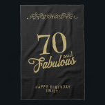 70 en Fabulous Elegant Ornament 70th Birthday Theedoek<br><div class="desc">70 en Fabulous Elegant Ornament 70th Birthday Black keukenhanddoek. 70 en fantastisch gezegde in trendy golden script en een gouden versiering. Pas het aan met jouw naam en leeftijd.</div>