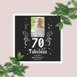 70 en Fabulous Foliage Black 70th Birthday Foto Servet<br><div class="desc">70 en Fabulous Foliage Black 70th Birthday Foto Napkin. Gepersonaliseerde 70ste verjaardagsluiers. 70 en fantastische tekst in trendy white script met een naam en witte bladeren en faux gold glitter op een zwarte achtergrond. Pas het aan met je foto,  jouw naam en leeftijd.</div>