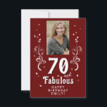 70 en Fabulous Foliage Red 70th Birthday Foto Kaart<br><div class="desc">70 en Fabulous Foliage Red 70th Verjaardag Fotokaart. 70 en fabelachtige tekst in trendy wit schrift met een naam en wit gebladerte op een donkerrode achtergrond. Personaliseer het met je foto,  jouw naam en de leeftijd. Voeg jouw tekst toe aan de achterkant van de kaart of wis deze.</div>