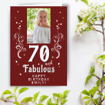 70 en Fabulous Foliage Red 70th Birthday Foto Kaart<br><div class="desc">70 en Fabulous Foliage Red 70th Birthday Photo Card. 70 en geweldige tekst in trendy white script met een naam en witte foliage op een donkerrode achtergrond. Pas het aan met je foto,  jouw naam en leeftijd. Voeg jouw tekst in de kaart toe of verwijder deze.</div>