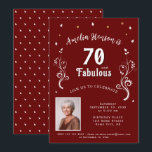 70 en Fabulous Foliage Red 70th Birthday Foto Kaart<br><div class="desc">70 and Fabulous Foliage Red 70th Birthday Photo Invitation. 70 en prachtige tekst in trendy wit script met een naam,  foto en wit gebladerte op een donkerrode achtergrond.</div>