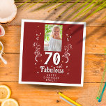 70 en Fabulous Foliage Red 70th Birthday Foto Servet<br><div class="desc">70 en Fabulous Foliage Red 70th Birthday Foto Napkin. Gepersonaliseerde 70ste verjaardagsluiers. 70 en fantastische tekst in trendy white script met een naam en witte bladeren en faux gold glitter op een donkerrode achtergrond. Pas het aan met je foto,  jouw naam en leeftijd.</div>