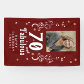 70 en Fabulous Foliage Red 70th Birthday Foto Spandoek (Horizontaal)