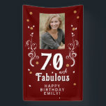 70 en Fabulous Foliage Red 70th Birthday Foto Spandoek<br><div class="desc">70 en Fabulous Foliage Red 70e verjaardag foto banner. Gepersonaliseerde 70ste verjaardag partij achtergrond. 70 en fabelachtige tekst in trendy wit schrift met een naam en wit gebladerte op een donkerrode achtergrond. Personaliseer het met je foto,  jouw naam en de leeftijd.</div>