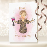 70 en Fabulous Funny Lady 70th Birthday Cartoon Kaart<br><div class="desc">Is die fantastische persoon die 70 wordt (of elke leeftijd) en niet ouder lijkt te worden? Laat haar weten dat ze nog steeds geweldig is met deze kaart die je kunt personaliseren voor naam en leeftijd</div>