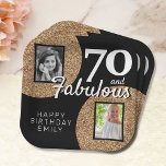 70 en Fabulous Gold Glitter 2 Foto 70e verjaardag Papieren Bordje<br><div class="desc">70 en Fabulous Gold Glitter 2 Foto 70th Birthday Party paper borden. Voeg uw foto's toe - u kunt een oude en nieuwe foto gebruiken. Voeg jouw naam en leeftijd toe.</div>
