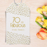 70 en Fabulous Gold Glitter 70th Birthday Cadeaulabel<br><div class="desc">70 en Fabulous Gold Glitter 70th Birthday Gift Labels. Moderne en elegante verjaardagslabels met trendy typografie en faux goudglitter stippen. Het ontwerp heeft een douanenaam. Maak persoonlijke 70ste verjaardag labels voor haar.</div>