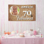 70 en Fabulous Gold Glitter 70th Birthday Foto Spandoek<br><div class="desc">70 en Fabulous Gold Glitter 70th Birthday Photo Banner. 70ste verjaardag viering achtergrond. Personaliseer met naam en foto.</div>