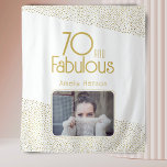 70 en Fabulous Gold Glitter 70th Birthday Foto Wandkleed<br><div class="desc">70 en Fabulous Gold Glitter Photo 70th Birthday Photo Backdrop Tapestry. Moderne verjaardagsachtergrond met trendy typografie en faux gouden glitter stippen. Het ontwerp heeft een douanefoto en een naam. Maak een gepersonaliseerde 70ste verjaardagstapijt voor haar.</div>