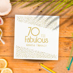 70 en Fabulous Gold Glitter 70th Birthday Servet<br><div class="desc">70 en Fabulous Gold Glitter 70th Birthday Party Napkins. Moderne en elegante verjaardagsluiers met trendy typografie en faux goudglitter stippen. Het ontwerp heeft een douanenaam. Maak gepersonaliseerde 70ste verjaardagsluiers voor haar.</div>