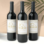 70 en Fabulous Gold Glitter 70th Birthday Wijn Etiket<br><div class="desc">70 en Fabulous Gold Glitter 70th Birthday Party Wine Labels. Moderne en elegante verjaardagsetiketten met trendy typografie en faux goudglitter-stippen. Het ontwerp heeft een douanenaam. Maak persoonlijke 70ste verjaardagslabels voor haar.</div>