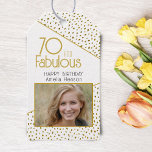 70 en Fabulous Gold Glitter Photo 70th Birthday Cadeaulabel<br><div class="desc">70 en Fabulous Gold Glitter Photo 70th Birthday Gift Label. Dit cadeau-label is de perfecte aanvulling op elk cadeau! Het kenmerkt een douanefoto, trendy typografie, en faux gouden glitter stippen. De foto kan worden gepersonaliseerd om het geschenk nog specifieker te maken. De typografie is modern en stijlvol, en voegt een...</div>