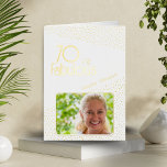 70 en Fabulous Gold Glitter Photo 70th Birthday Folie Wenskaart<br><div class="desc">70 en Fabulous Gold Glitter Photo 70th Birthday Kaart. Moderne verjaardagskaart met trendy typografie en echte folie gouden glitterspots en tekst. Het ontwerp heeft een douanefoto en een naam. U kunt de tekst binnen wijzigen of wissen. Maak een gepersonaliseerde 70e verjaardagskaart voor een mijlpaal verjaardag.</div>