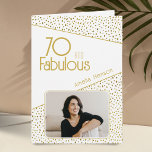 70 en Fabulous Gold Glitter Photo 70th Birthday Kaart<br><div class="desc">70 en Fabulous Gold Glitter Photo 70th Birthday Kaart. Moderne verjaardagskaart met trendy typografie en faux gouden glitter spots. Het ontwerp heeft een douanefoto en een naam. U kunt de tekst binnen wijzigen of wissen. Maak een persoonlijke 70ste verjaardagskaart voor haar.</div>