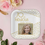 70 en Fabulous Gold Glitter Photo 70th Birthday Papieren Bordje<br><div class="desc">70 en Fabulous Gold Glitter Photo 70th Birthday Party Paper Borden. Moderne vormgeving met trendy typografie en faux gouden glitterspots. Het ontwerp heeft een douanefoto en een naam. Maak gepersonaliseerde 70e verjaardagsfeestje borden voor haar.</div>