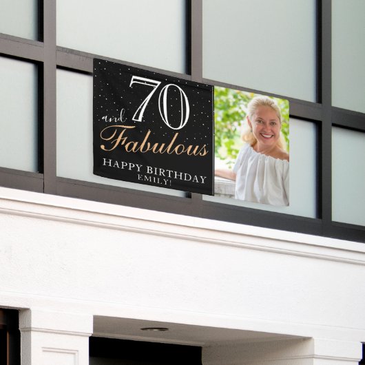 70 en Fabulous Modern Black 70th Birthday Foto Spandoek (Buitenkant Gebouw)