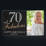 70 en Fabulous Modern Black 70th Birthday Foto Spandoek<br><div class="desc">70 en Fabulous Modern Zwart 70e Verjaardag Fotobanner. Geweldig teken voor het 70e verjaardagsfeest met een aangepaste foto, inspirerend en grappige quote 70 en fantastisch en tekst in trendy script met een naam. De achtergrond is zwart en de tekst is in witte en gouden kleuren. Personaliseer het bord met je...</div>