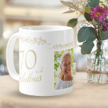 70 en Fabulous Ornament 70th Birthday Foto Koffiemok<br><div class="desc">Elegant 70 en Fabulous Ornament 70th Verjaardag Foto Mok. 70 en fantastische tekst in trendy gouden schrift en een elegant ornament. Personaliseer het met jouw naam,  je leeftijd en foto en maak gepersonaliseerde elegante mok.</div>