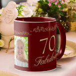 70 en Fabulous Red Ornament 70th Birthday Foto Mok<br><div class="desc">Elegant Red 70 en Fabulous Ornament 70th Verjaardag Foto Mok. 70 en fabelachtige tekst in trendy gouden schrift en een elegant ornament op een donkerrode achtergrond. Personaliseer het met jouw naam,  je leeftijd en foto en maak gepersonaliseerde elegante mok.</div>