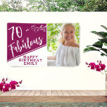 70 en Fabulous Script Foto Magenta 70ste Verjaarda Spandoek<br><div class="desc">70 en Fabulous Script Foto Magenta 70ste Verjaardag Party Banner. Trendy witte script en wit bladwerk met een aangepaste foto in een chic en levendig magenta rode kleur. Maak een 70ste verjaardag party achtergrond voor haar. Pas aan met de naam en leeftijd en voeg uw foto toe aan de template....</div>
