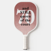 70 en nog steeds koningin van de rechtbank roze pickleball paddle (Achterkant)