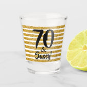 70 en Sassy Gold Faux Glitter Stripe Custom Shot Glas (Voorkant)