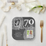 70 & Fabulous Silver Glitter 2 Foto 70th Birthday Papieren Bordje<br><div class="desc">70 & Fabulous Silver Glitter 2 Photo 70th Birthday Paper Borden. Viel een speciale mijlpaal met deze one-of-a-kind 70th verjaardagsfeestpapieren borden! Deze chemische borden zijn voorzien van oude en nieuwe foto's, faux zilveren glitter en 70 en Fabulous text voor een echt unieke look. Ideaal voor elk verjaardagsfeest. Voeg nieuwe en...</div>
