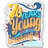 70 jaar jong nog steeds verpletterend, zeventig pa sticker (Voorkant)