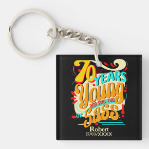 70 jaar jong nog steeds vol sass, kleurrijke sfeer sleutelhanger