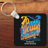 70 jaar nog steeds verpletterend, retro verjaardag sleutelhanger (Voorkant)
