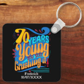 70 jaar nog steeds verpletterend, retro verjaardag sleutelhanger (Achterkant)