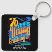 70 jaar nog steeds verpletterend, retro verjaardag sleutelhanger (Achterkant)