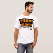 70 jaar oud, één eigenaar - heeft onderdelen nodig t-shirt (Voorkant volledig)
