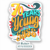 70 Jaren Jong Nog Vol Sass, Zeventigste Dag Sticker (Voorkant)