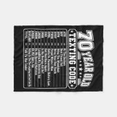 70-jarige senior die code op achterkant typt Grafi Fleece Deken (Voorkant (Horizontaal))