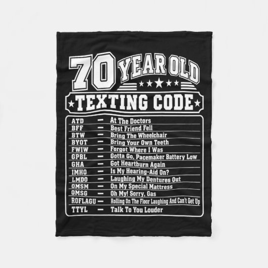 70-jarige senior die code op achterkant typt Grafi Fleece Deken (Voorkant)