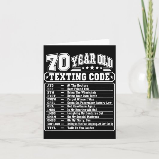 70-jarige senior die code op achterkant typt Grafi Kaart (Voorkant)