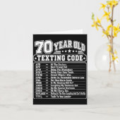 70-jarige senior die code op achterkant typt Grafi Kaart (Gele Bloem)