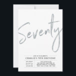 70 | Modern Silver Brush 70th Birthday Party Kaart<br><div class="desc">Viel je speciale dag in met deze eenvoudige,  stijlvolle uitnodiging voor een 70e verjaardag. Dit ontwerp is voorzien van een penseelscript "70" met een schone lay-out in zwart-witkleurencombinatie. Meer design beschikbaar in mijn winkel BaraBomDesign.</div>