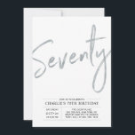 70 | Modern Silver Brush 70th Birthday Party Kaart<br><div class="desc">Viel je speciale dag in met deze eenvoudige,  stijlvolle uitnodiging voor een 70e verjaardag. Dit ontwerp is voorzien van een penseelscript "70" met een schone lay-out in zwart-witkleurencombinatie. Meer design beschikbaar in mijn winkel BaraBomDesign.</div>
