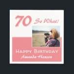 70 So What Pink Funny 70th Birthday Foto Servet<br><div class="desc">70 Dus wat roze grappige 70e verjaardag foto servetten. Grappig en inspirerend 70 dus wat een gezegde in een hedendaags script. Voeg je foto toe en verander de naam en eventuele tekst op de servetten. Geweldig voor een vrouw met een gevoel van humor.</div>