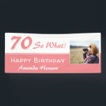 70 So what Pink Funny 70th Birthday Party Foto Spandoek<br><div class="desc">70 So What Pink Funny 70th Birthday Party Fotobanner. Grappig en inspirerend 70 dus wat een gezegde in een hedendaags script. De banner is in roze en witte kleuren. Voeg uw foto toe en wijzig de naam en eventuele tekst op de banner. Geweldig voor een vrouw met een gevoel van...</div>