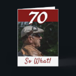 70 Wat Funny Quote 70th Birthday Foto Kaart<br><div class="desc">70 Dus wat een grappig citaat 70e verjaardag fotokaart. 70ste verjaardag wenskaart voor iemand vieren 70 jaar. Het wordt geleverd met een grappige en motivatie quote 70 So What en is ideaal voor een persoon met een gevoel van humor. Plaats uw foto in de sjabloon en verander de leeftijd. U...</div>