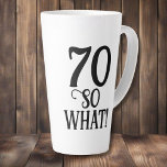 70 Wat Funny Quote Typografie 70th Birthday Latte Mok<br><div class="desc">70 Wat grappig citeert Typografie 70th Birthday Latte Mok. Moderne zwarte typografie. Een geweldig cadeauidee voor iemand die de 70ste verjaardag viert. Het komt met een grappig citaat dat ik 70 ben,  dus wat en is perfect voor iemand met een gevoel van humor.</div>