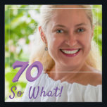 70 Wat Funny Quote voegt een foto 70th Birthday to Tuinbord<br><div class="desc">70 Wat Funny Quote voegt een foto 70th Birthday-teken toe. Een volledige foto met een decoratief modern wit lijst en een grappig en inspirerend citaat 70 Dus wat dan? Een geweldig verjaardagsfeest voor een persoon die de 70ste verjaardag viert en een gevoel van humor heeft. Voeg uw foto in de...</div>