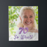 70 Wat Funny Quote voegt een foto 70th Birthday to Wandkleed<br><div class="desc">70 Dus wat grappige citaat voegt een Foto 70th Birthday Backdrop toe. Een volledige foto met een decoratief modern wit lijst en een grappig en inspirerend citaat 70 Dus wat dan? Een geweldig verjaardagsfeest voor een persoon die de 70ste verjaardag viert en een gevoel van humor heeft. Voeg uw foto...</div>