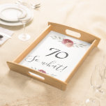 70 Wat Waterverf Roos Funny 70th Birthday Dienblad<br><div class="desc">70 Wat Waterverf Roos Funny 70th Birthday Serving Tray. Floral ontwerp met manuscript 70 zo wat. Het ontwerp bevat een positief en grappig citaat 70, dus wat en mooie rode waterverf rozen en draden. Het schort is geweldig voor een vrouw die haar 70ste verjaardag viert en een gevoel van humor...</div>